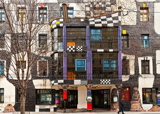 Вена. Дом Искусств Кунстхаус ( KunstHausWien). Вход в музей  Хундертвассера (2013 год). Редакционное фото, фотограф Виктория Катьянова / Фотобанк Лори