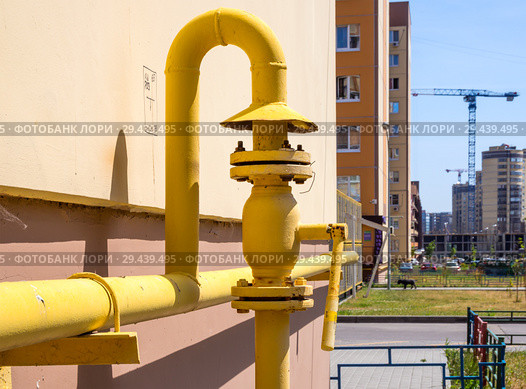 Вентиль на газовом трубопроводе, подходящему к жилому дому. Стоковое фото, фотограф Вячеслав Палес / Фотобанк Лори