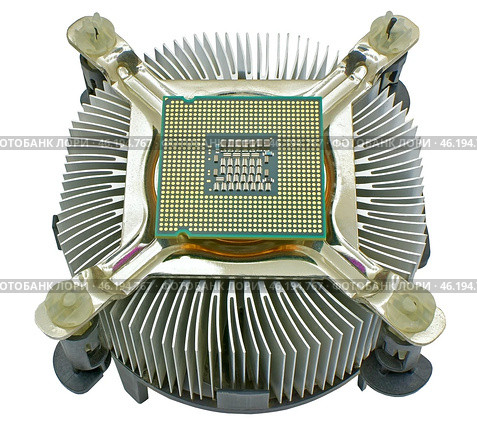 Вентилятор охлаждения процессора компьютера на белом фоне. CPU cooler with cooling radiator on a white background. Стоковое фото, фотограф Татьяна Д / Фотобанк Лори