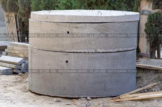 Верхняя часть цементного кольца для колодца. Top part of Concrete water wells. Стоковое фото, фотограф Татьяна Д / Фотобанк Лори