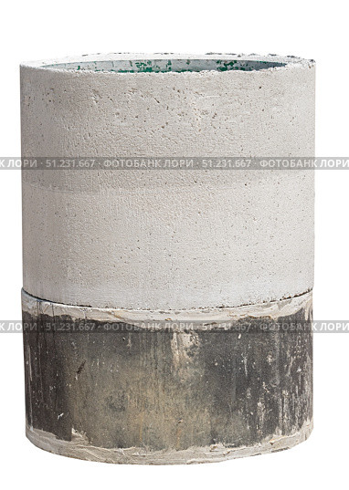 Верхняя часть цементного кольца для колодца на белом фоне. Top part of Concrete water wells on white background. Стоковое фото, фотограф Татьяна Д / Фотобанк Лори