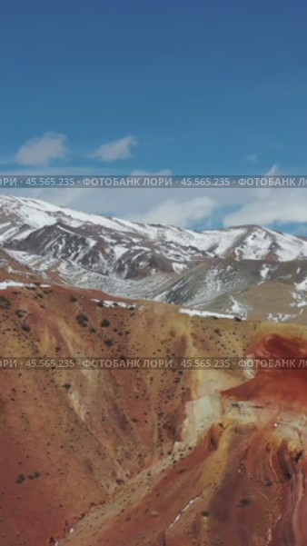Vertical aerial video from drone gains altitude over Сolorful Martian landscape. in Altai. Стоковое видео, видеограф Сергей Пристяжнюк (Serg Zastavkin) / Фотобанк Лори