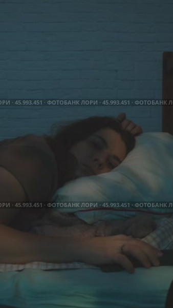 Vertical video. Insomnia. Person can't fall asleep at night, lying awake in bed. Стоковое видео, видеограф Маргарита Кирьякова / Фотобанк Лори