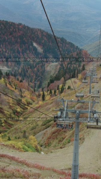 Vertical video of an autumn mountain landscape, taken from the cabin of a ski lift. Вертикальное видео осеннего горного пейзажа, снятое из кабины горнолыжного подъемника. Редакционное видео, видеограф Валерий Тесаков / Фотобанк Лори