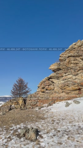 Vertical video of Pribaikalsky Nature Park in Tazheransky Steppe. One of stone monsters in area called Valley of Stone Spirits. Tourists like to visit this unusual place with rocks. Стоковое видео, видеограф Виктория Катьянова / Фотобанк Лори