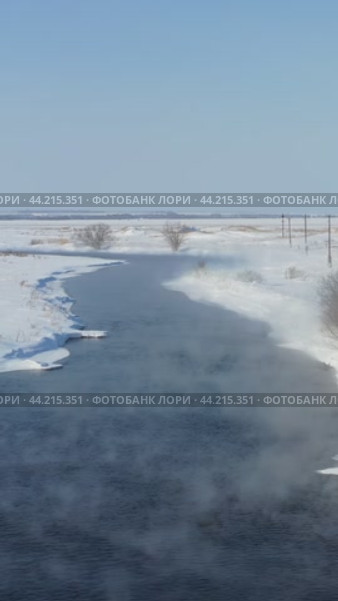 Vertical video of russian Altai country village Semiletka and river Koksha in winter season. The banks are covered with snow. Стоковое видео, видеограф Сергей Пристяжнюк (Serg Zastavkin) / Фотобанк Лори