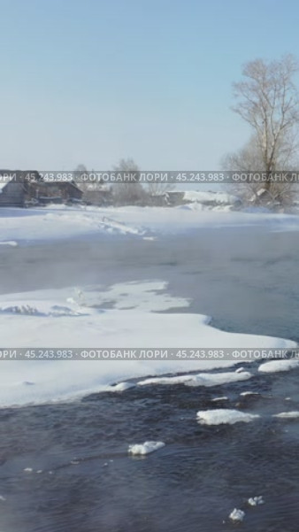 Vertical video of russian Altai country village Semiletka and river Koksha in winter season. The banks are covered with snow. Стоковое видео, видеограф Сергей Пристяжнюк (Serg Zastavkin) / Фотобанк Лори