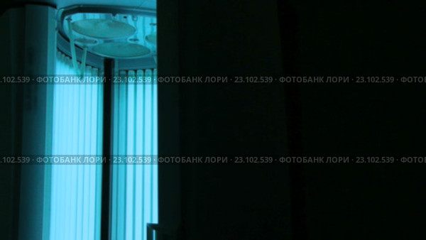 Вертикальный солярий, дверь открывается. Стоковое видео, видеограф Video Kot / Фотобанк Лори