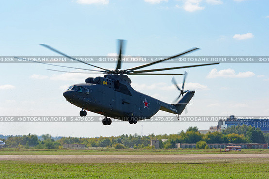 Вертолет Ми-26 (бортовой RF-95572) на посадке. МАКС-2013. Редакционное фото, фотограф Alexei Tavix / Фотобанк Лори