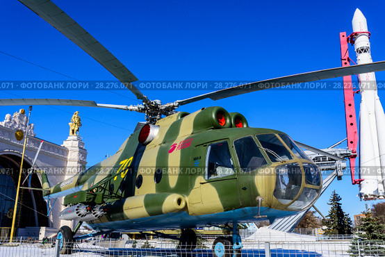 Вертолет МИ-8 на фоне ракеты-носителя Восток и павильона «Космос» на выставке достижений народного хозяйства-ВДНХ. Москва. Россия. (2018 год). Редакционное фото, фотограф Владимир Устенко / Фотобанк Лори
