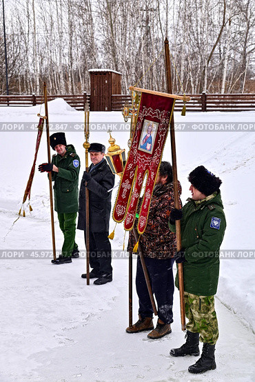 Верующие казаки с крестом хоругвями в крещение. Редакционное фото, фотограф Александр Тараканов / Фотобанк Лори