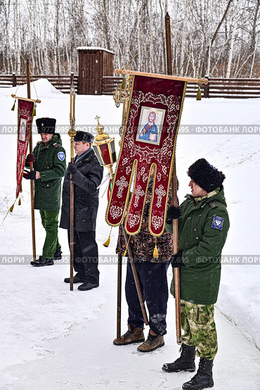 Верующие казаки с крестом хоругвями в крещение. Редакционное фото, фотограф Александр Тараканов / Фотобанк Лори