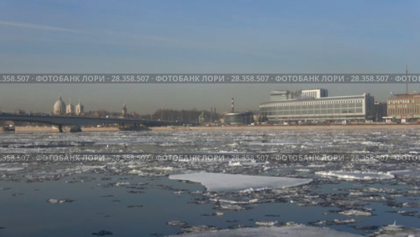 Весенний ледоход на Неве в районе гостиницы Москва. Санкт-Петербург (2018 год). Редакционное видео, видеограф Виктор Карасев / Фотобанк Лори