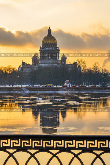 Весенний Санкт-Петербург. Река Нева и Исаакиевский собор (2013 год). Стоковое фото, фотограф Александр Алексеев / Фотобанк Лори