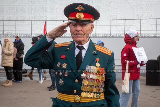 Ветеран Великой Отечественной войны Иван Лыткин во время праздничных мероприятий на выставке-форуме "Россия" на ВДНХ в день 79-й годовщины Победы в Великой Отечественной войне (2024 год). Редакционное фото, фотограф Николай Винокуров / Фотобанк Лори