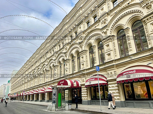 Ветошный переулок, дом 17 в Москве, Детский ГУМ. Фасадный корпус Тёплых торговых рядов (1889—1893, архитектор А. Н. Померанцев) Редакционное фото, фотограф Овчинникова Ирина / Фотобанк Лори