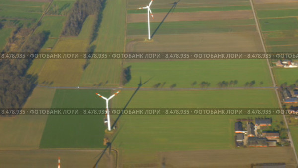Ветрогенераторы на ферме. Стоковое видео, видеограф Данил Руденко / Фотобанк Лори