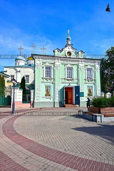 Вход в Николо-Низскую церковь (Никольский кафедральный собор). Город Казань. Улица Баумана,5. Республика Татарстан. Россия (2023 год). Редакционное фото, фотограф Александр Тараканов / Фотобанк Лори