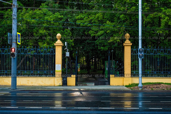 Вход в парк через дорогу (Входная группа Батумская в парк Швейцария, Нижний Новгород) (2024 год). Редакционное фото, фотограф Илья Старков / Фотобанк Лори