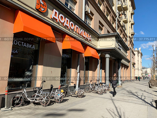 Вход в пиццерию "Додо пицца", Садовая-Кудринская улица, 7, Москва (2021 год). Редакционное фото, фотограф Овчинникова Ирина / Фотобанк Лори