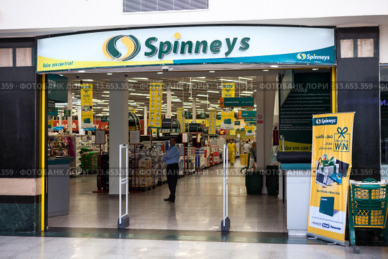 Вход в продовольственный магазин Spinneys в зале торгового центра Senzo mall, Хургада, Египет (2015 год). Редакционное фото, фотограф Кекяляйнен Андрей / Фотобанк Лори