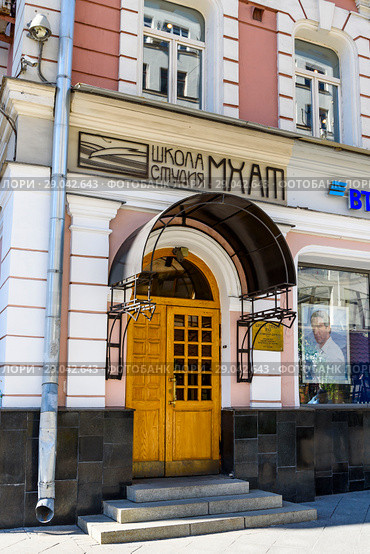 Вход в школу-студию МХАТ в Камергерском переулке, вывеска и логотип. Москва. (2018 год). Редакционное фото, фотограф Владимир Устенко / Фотобанк Лори
