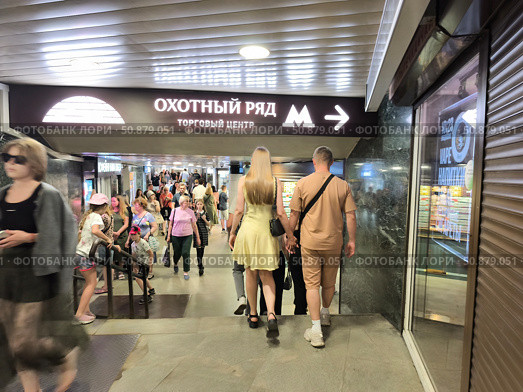 Вход в торговый центр "Охотный ряд" в московском метро. Редакционное фото, фотограф Мария Сергеева / Фотобанк Лори