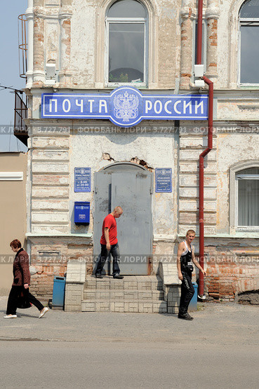 Вход в здание Ишимского почтамта. Город Ишим (2012 год). Редакционное фото, фотограф Александр Тараканов / Фотобанк Лори