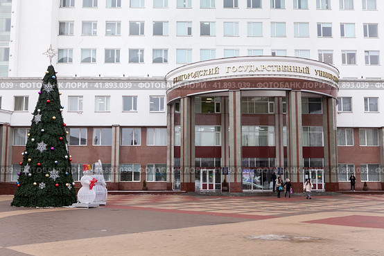 Вход в здание центра международного и иноязычного образования НИУ БелГУ. Белгородский Государственный Университет. Белгород (2023 год). Редакционное фото, фотограф Кекяляйнен Андрей / Фотобанк Лори