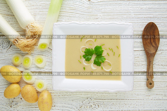 vichyssoise cream soup with leeks and potatoes on white wood table. Стоковое фото, агентство Ingram Publishing / Фотобанк Лори