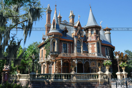 Victorian haunted mansion with spanish moss in louisiana bayou on sunny day. Стоковое AI-изображение, AI-художник Иван Рябоконь / Фотобанк Лори