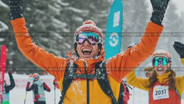 Victorious skier celebrating with raised arms at finish line. Стоковое AI-видео, аниматор Юрий Поздников / Фотобанк Лори