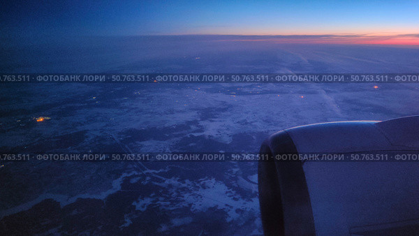 Вид из окна самолёта на рассвете. Под крылом Сургут. Стоковое фото, фотограф Мария Сергеева / Фотобанк Лори