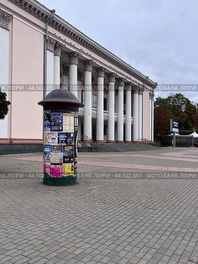 Вид на афишу и дворец культуры текстильщиков,Гродно,Беларусь (2023 год). Редакционное фото, фотограф Александра Новгородова / Фотобанк Лори