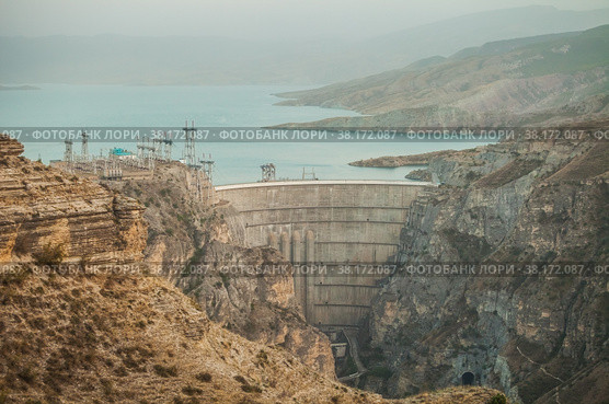 Вид на арочную плотину Чиркейской ГЭС и водохранилище. Вечер. Окрестности поселка Дубки, Дагестан, Россия. Стоковое фото, фотограф Сергей Цепек / Фотобанк Лори