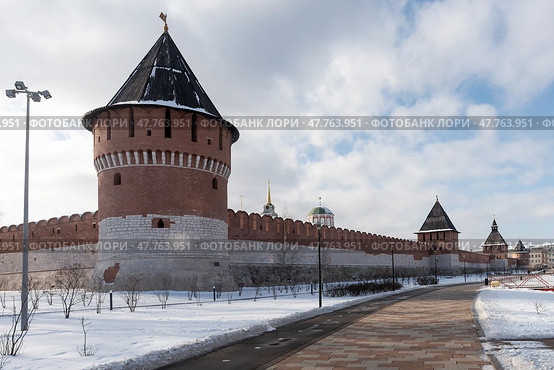 Вид на башню Тульского кремля через со стороны набережной. Редакционное фото, фотограф Игорь Низов / Фотобанк Лори
