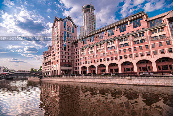 Вид на Бизнес-центр "Красные Холмы", отель «Swissotel Красные Холмы». Московский международный Дом музыки (ММДМ). Космодамианская набережная, Район Замоскворечье. Город Москва. Россия (2016 год). Стоковое фото, фотограф Елена Ларионова / Фотобанк Лори