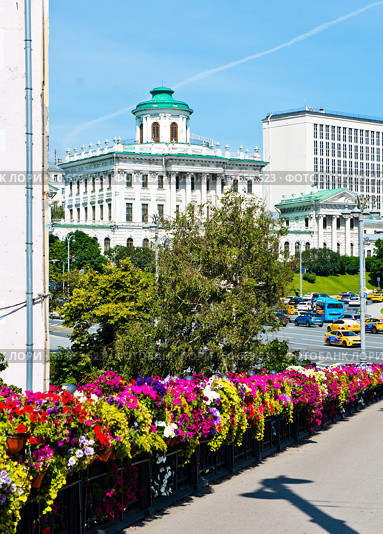 Вид на Дом Пашкова. Лето. Солнечный день. Москва. Россия. Редакционное фото, фотограф E. O. / Фотобанк Лори