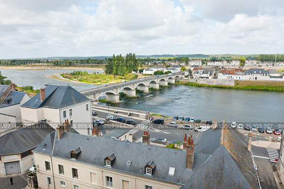 Вид на дома города Амбуаз и реку Луару со стен замка Амбуаз (фр. château d'Amboise) ранней осенью. Департамент Эндр и Луара. Франция (2017 год). Редакционное фото, фотограф E. O. / Фотобанк Лори