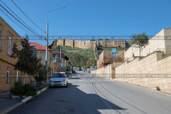Вид на древнюю крепость Нарын-Кала с улицы Орта-Капы. Дербент (2021 год). Редакционное фото, фотограф Виктор Карасев / Фотобанк Лори