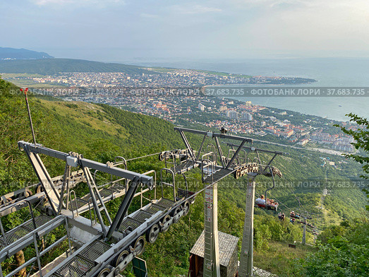 Вид на Геленджик с обзорной площадки Сафари-парка (2021 год). Редакционное фото, фотограф Мария Кылосова / Фотобанк Лори