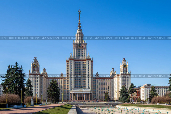 Вид на главное здание Московского государственного университета. Красивое высотное здание со шпилем. Архитектурная доминанта и достопримечательность Москвы. Воробьёвы горы, Москва, Россия. Высшее образование в России. Редакционное фото, фотограф Андрей Степанов / Фотобанк Лори