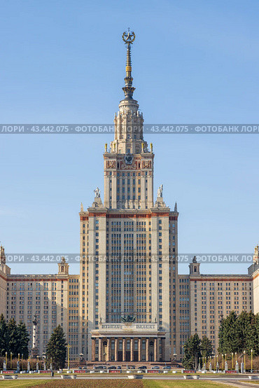 Вид на главное здание Московского государственного университета. Красивое высотное здание со шпилем. Архитектурная доминанта и достопримечательность Москвы. Воробьёвы горы, Москва, Россия. Высшее образование в России. Редакционное фото, фотограф Андрей Степанов / Фотобанк Лори