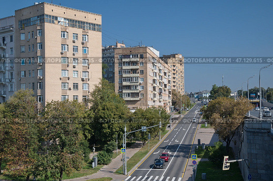 Вид на Гончарный проезд с Большого Краснохолмского моста. Москва, Россия (2024 год). Редакционное фото, фотограф Елена Коромыслова / Фотобанк Лори