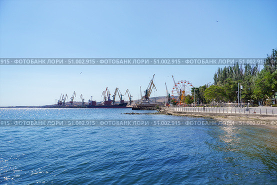 Вид на городскую набережную Феодосии с моря. Редакционное фото, фотограф Татьяна Т / Фотобанк Лори