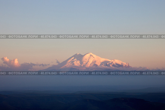Вид на гору Эльбрус с плато Бермамыт (2022 год). Редакционное фото, фотограф Сергей Веселовский / Фотобанк Лори
