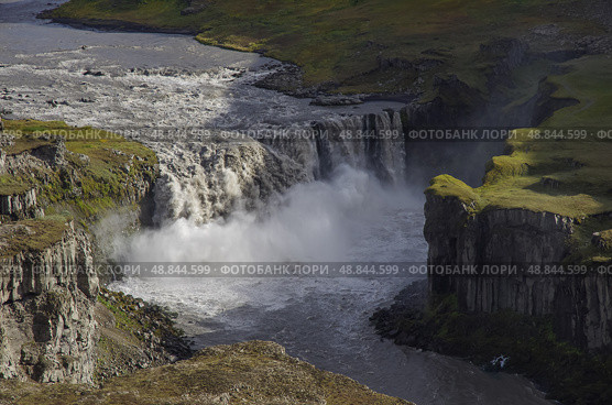 Вид на каньон реки и водопад Хафрагильсфосс (Hafragilsfoss) в Исландии, одну из лучших достопримечательностей кольцевой дороги. Стоковое фото, фотограф Дымов Игорь / Фотобанк Лори