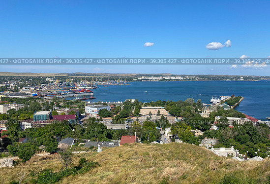 Вид на Керчь с Большой Митридатской лестницы, Крым (2022 год). Стоковое фото, фотограф Мария Кылосова / Фотобанк Лори