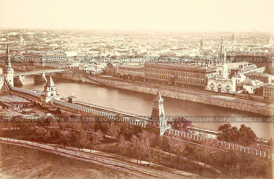 Вид на «Кокоревское подворье». Построено в 1860-х годах и стало первым в России многофункциональным деловым и общественным центром, объединившим гостиницу, магазины и склады. Москва, конец XIX века. Стоковое фото, фотограф Сергей Елизарьев / Фотобанк Лори