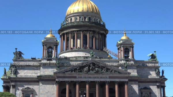 Вид на колоннаду Исаакиевского собора солнечным июньским днем. Санкт-петербург, Россия (2019 год). Редакционное видео, видеограф Виктор Карасев / Фотобанк Лори
